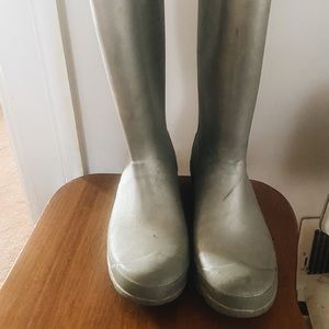 Youth Hunter rain boots size 4 silver